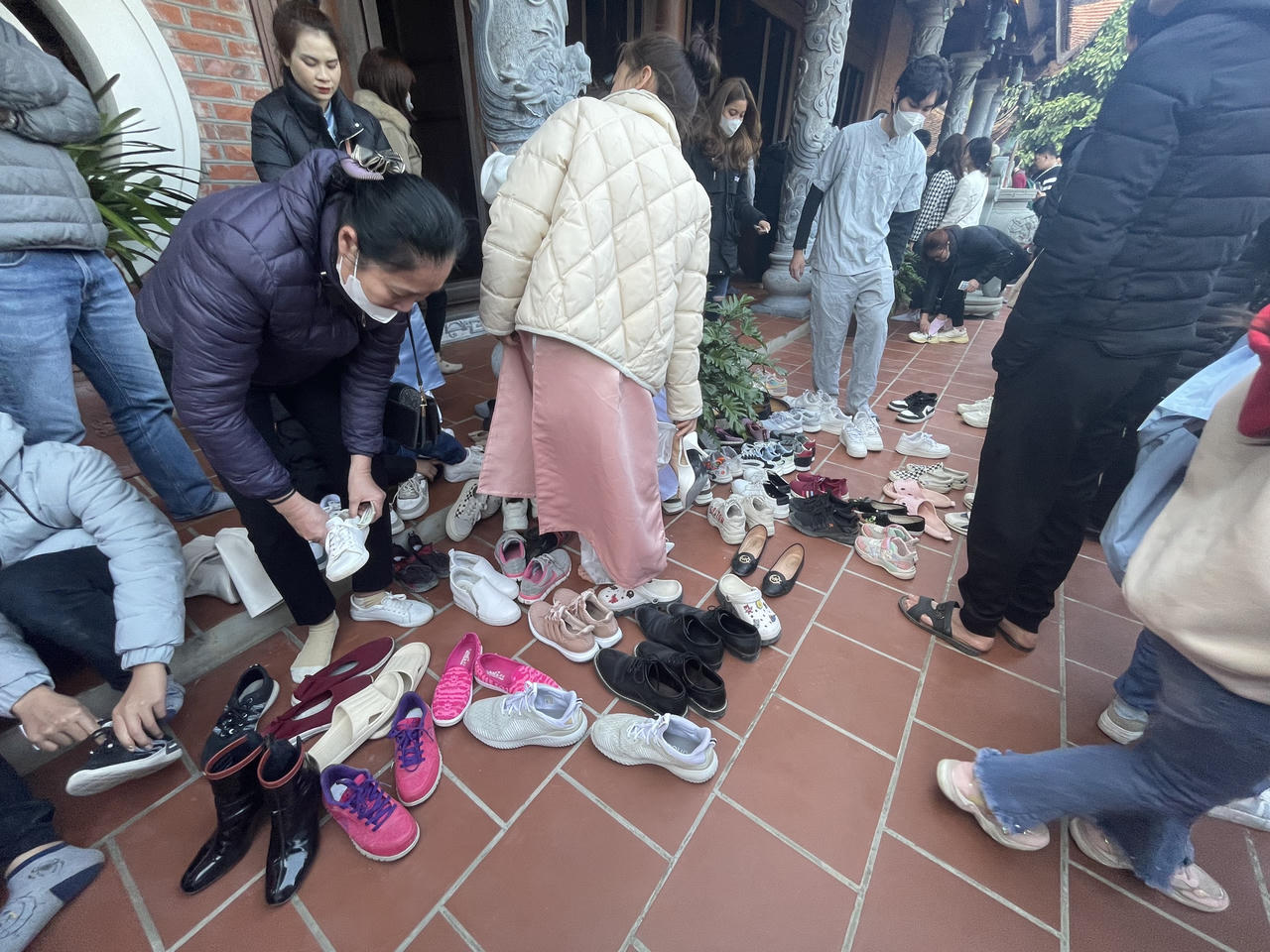 'Biển người' đổ về Địa Tạng Phi Lai Tự mùng 3 Tết