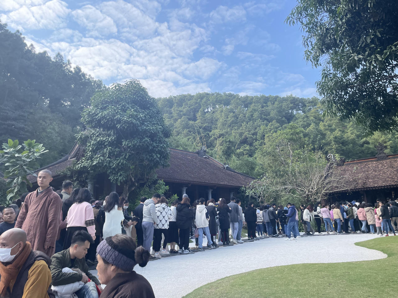 'Biển người' đổ về Địa Tạng Phi Lai Tự mùng 3 Tết