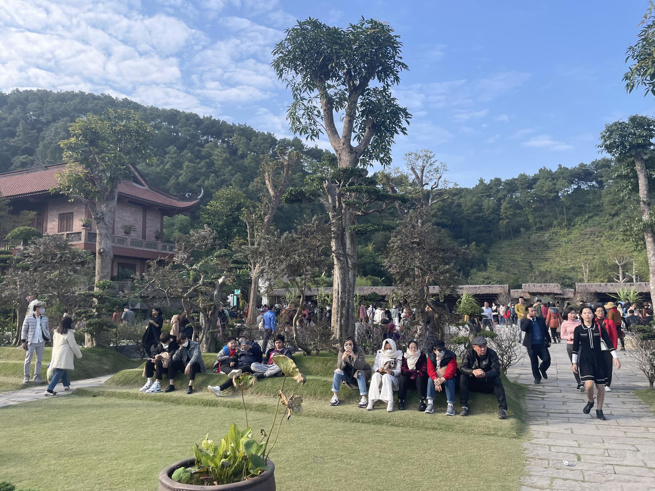 'Biển người' đổ về Địa Tạng Phi Lai Tự mùng 3 Tết