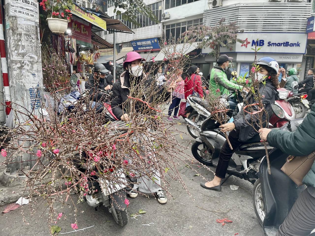 Đào xuân cuối vụ xuống phố dịp Rằm tháng Giêng