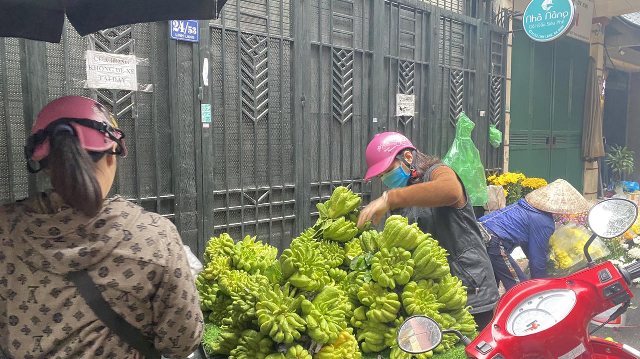 Chợ Rằm tháng Giêng: Người Hà Nội 'đội mưa' đi sắm lễ