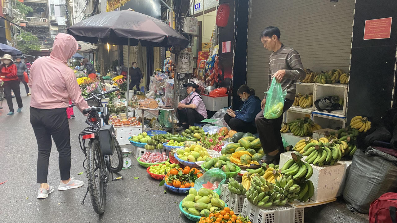 Chợ Rằm tháng Giêng: Người Hà Nội 'đội mưa' đi sắm lễ