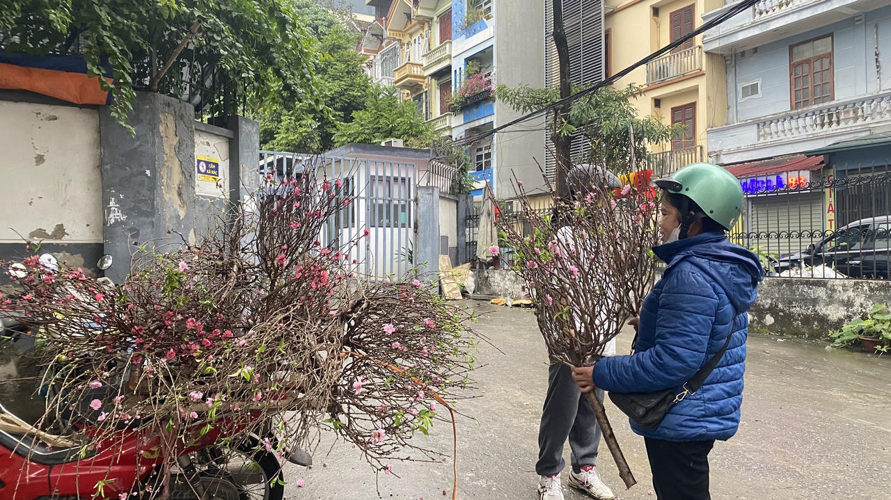 Chợ Rằm tháng Giêng: Người Hà Nội 'đội mưa' đi sắm lễ