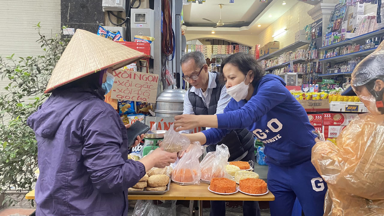 Chợ Rằm tháng Giêng: Người Hà Nội 'đội mưa' đi sắm lễ