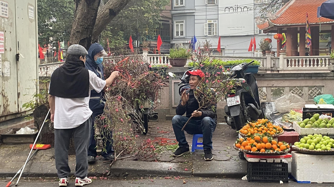 Chợ Rằm tháng Giêng: Người Hà Nội 'đội mưa' đi sắm lễ