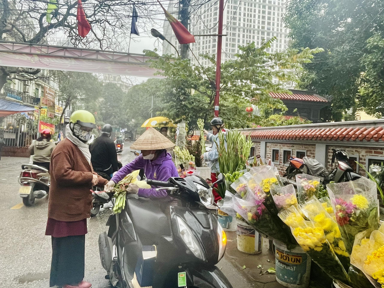 Chợ Rằm tháng Giêng: Người Hà Nội 'đội mưa' đi sắm lễ