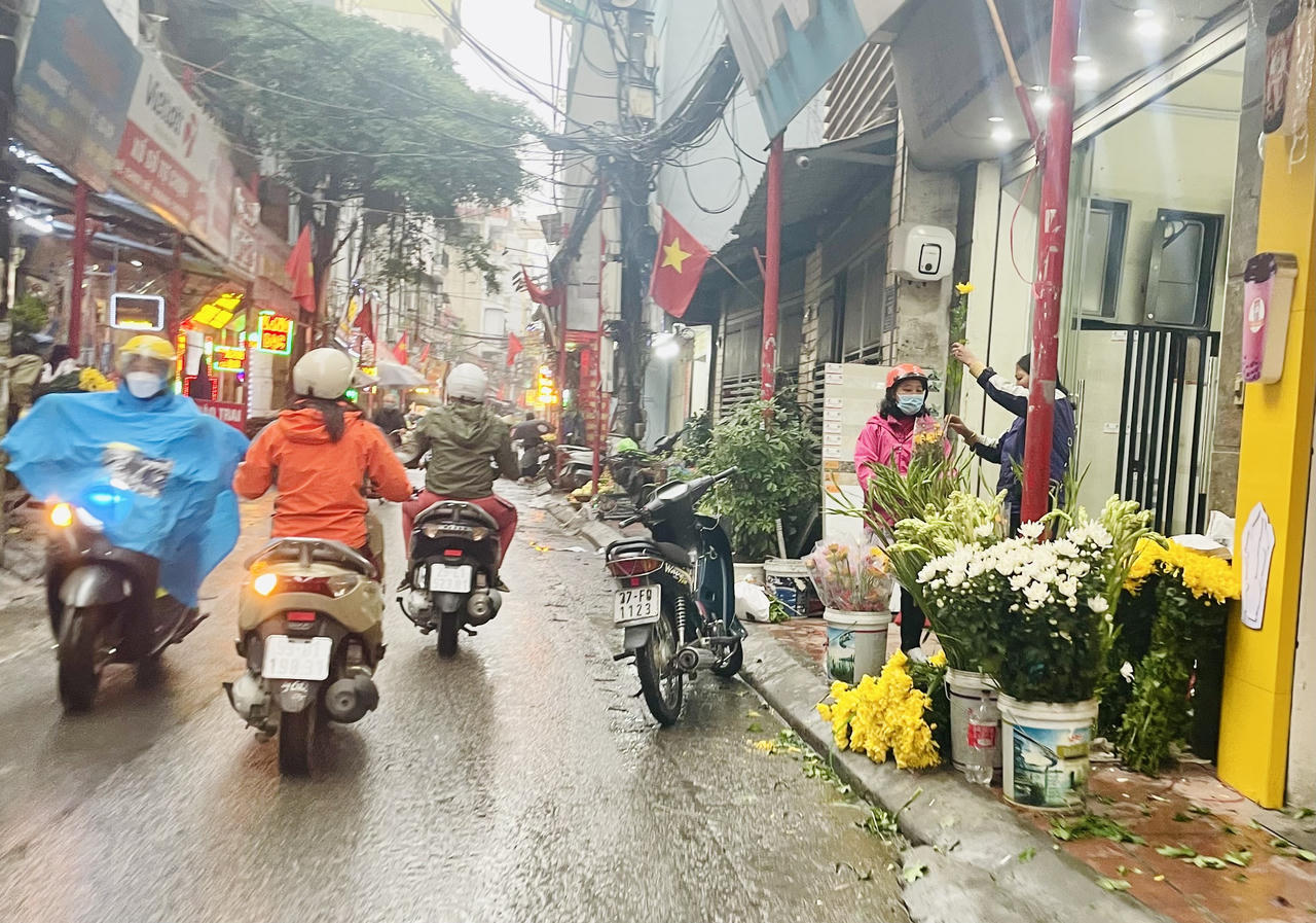 Chợ Rằm tháng Giêng: Người Hà Nội 'đội mưa' đi sắm lễ