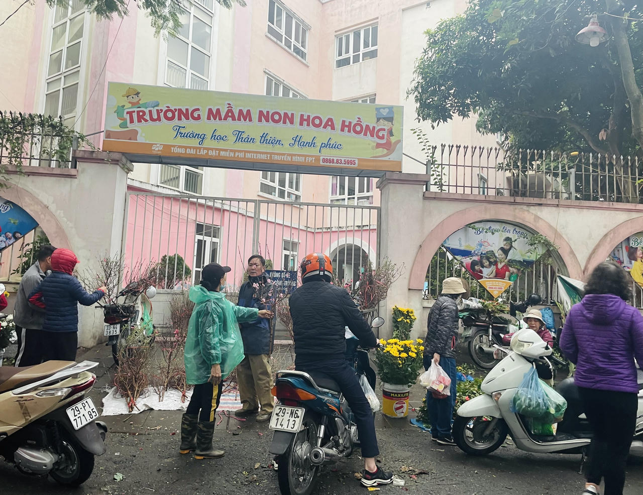 Chợ Rằm tháng Giêng: Người Hà Nội 'đội mưa' đi sắm lễ