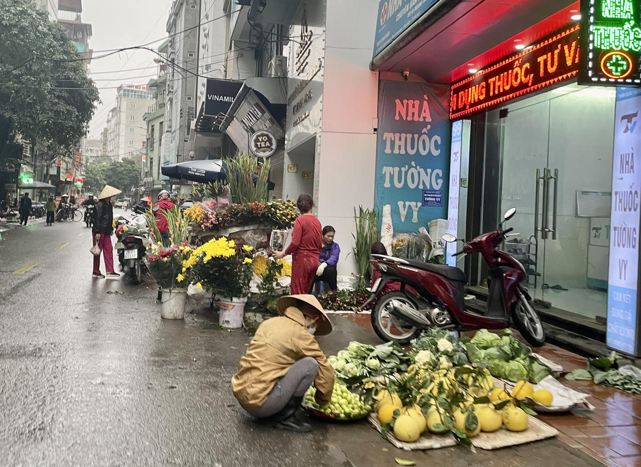 Chợ Rằm tháng Giêng: Người Hà Nội 'đội mưa' đi sắm lễ