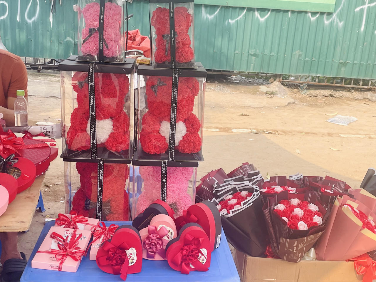 Hà Nội sôi động thị trường quà tặng ngày Lễ tình nhân 14/2 