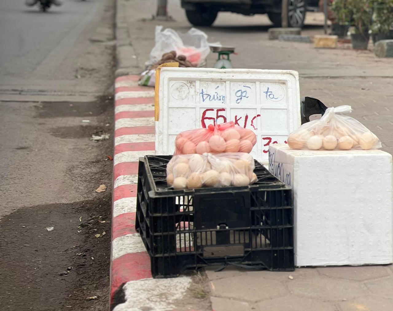 Giải cứu trứng gà 65.000 đồng/30 quả tràn lan vỉa hè Hà Nội