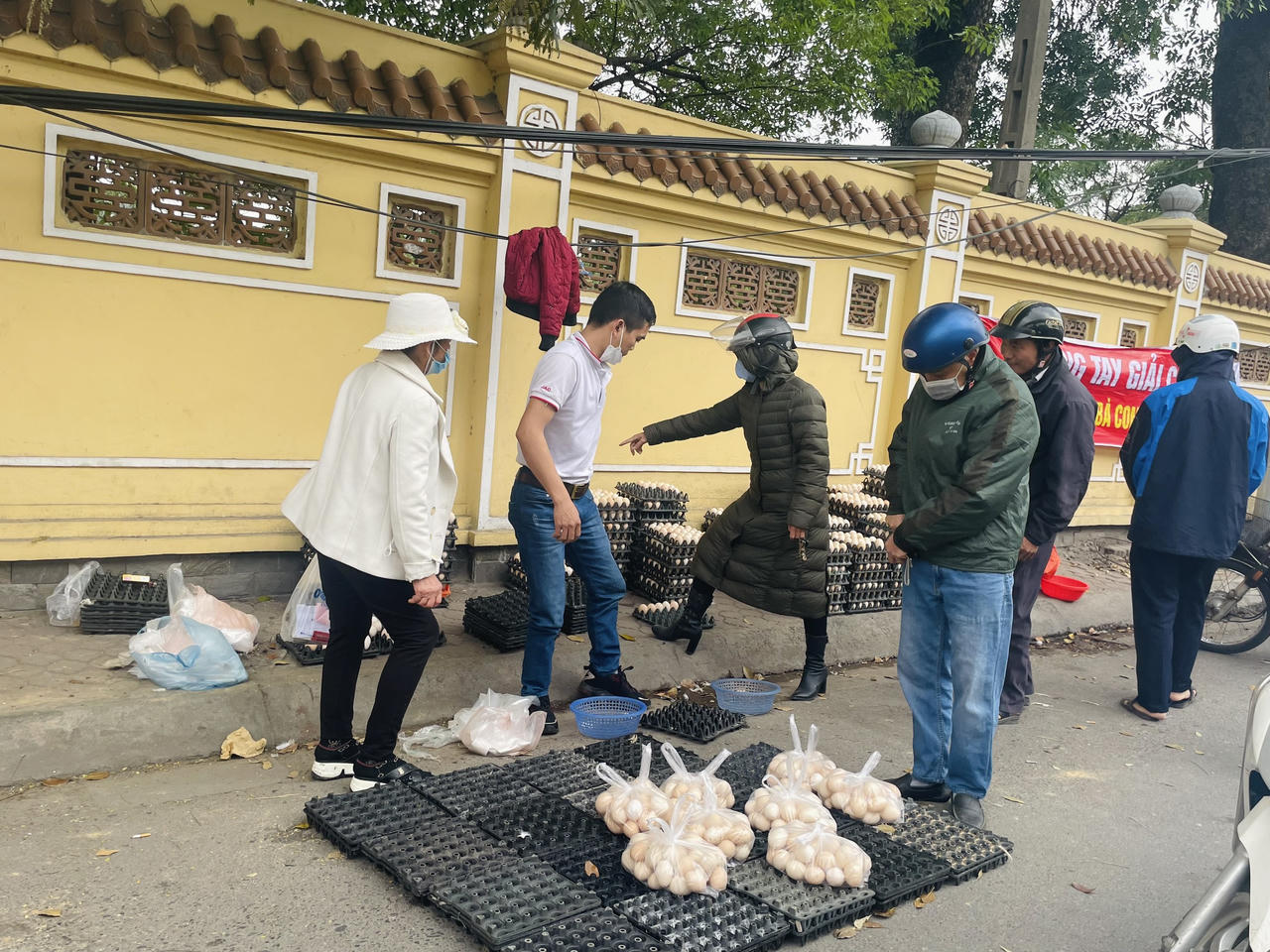 Giải cứu trứng gà 65.000 đồng/30 quả tràn lan vỉa hè Hà Nội