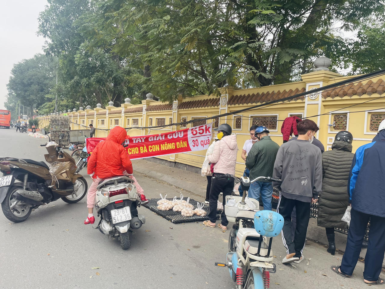 Giải cứu trứng gà 65.000 đồng/30 quả tràn lan vỉa hè Hà Nội