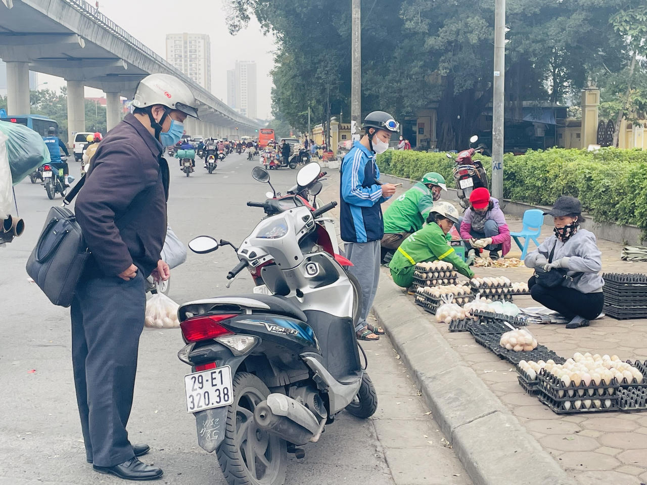 Giải cứu trứng gà 65.000 đồng/30 quả tràn lan vỉa hè Hà Nội