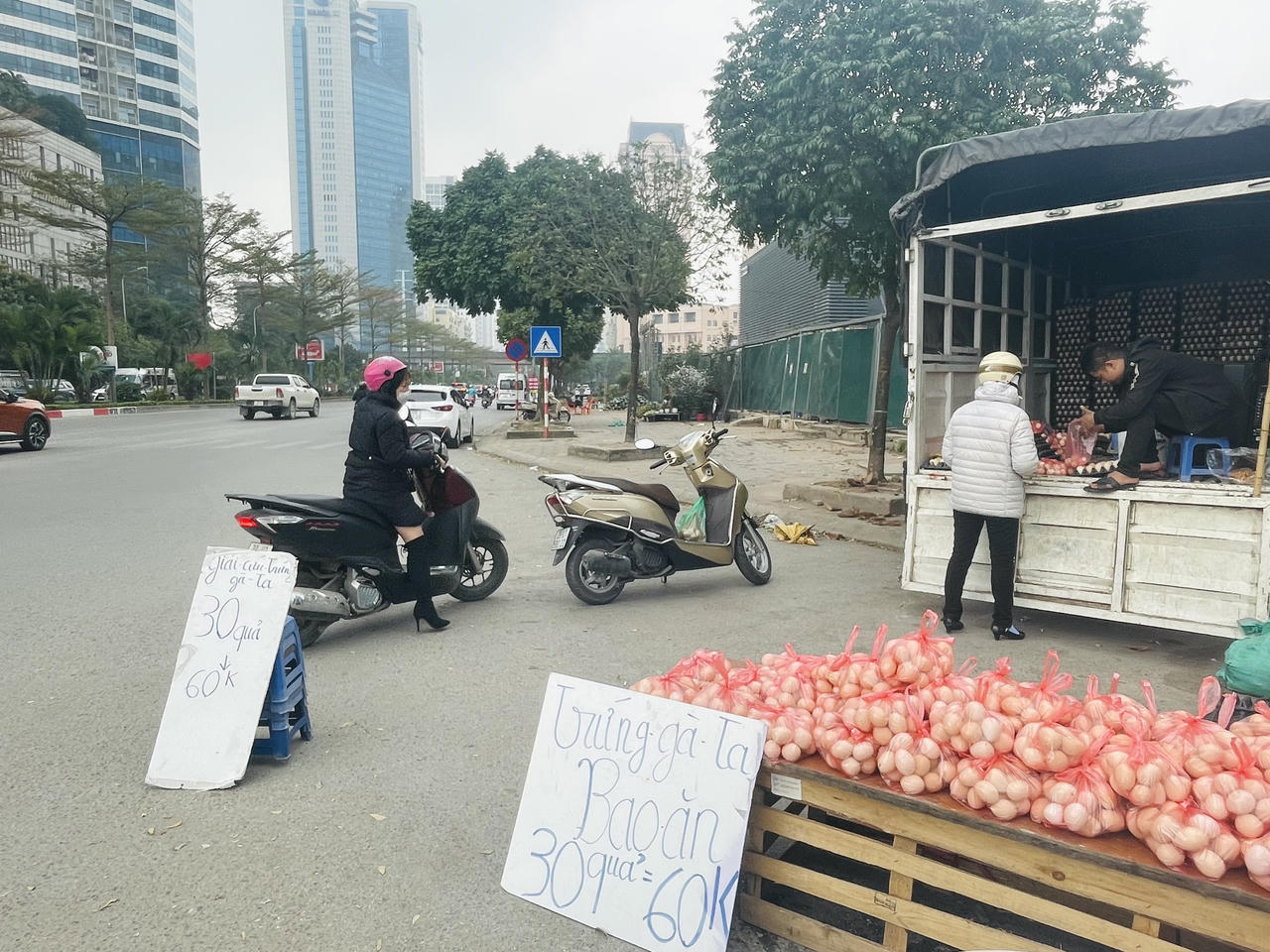 Giải cứu trứng gà 65.000 đồng/30 quả tràn lan vỉa hè Hà Nội