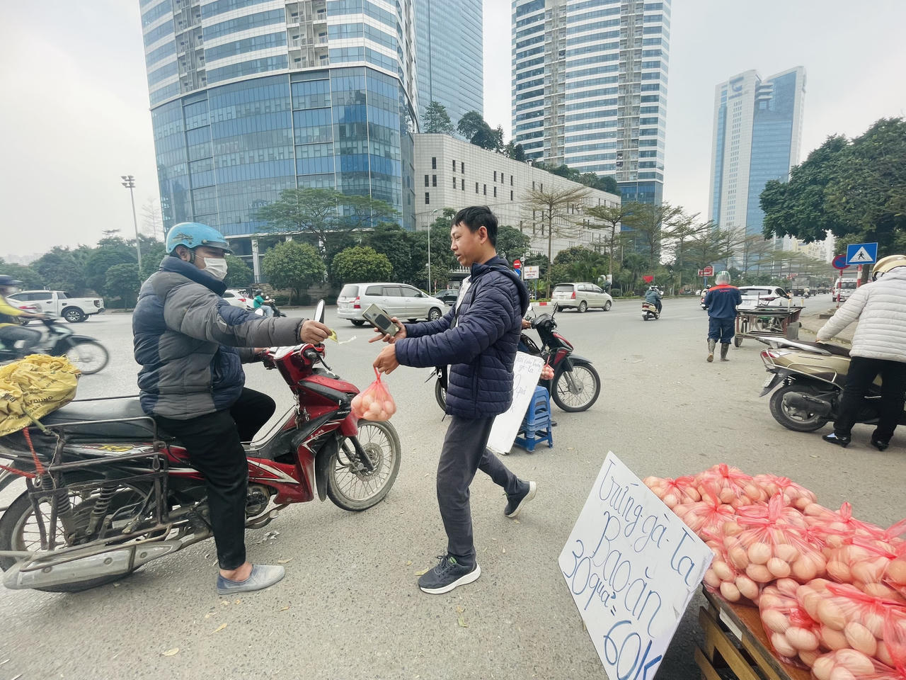 Giải cứu trứng gà 65.000 đồng/30 quả tràn lan vỉa hè Hà Nội