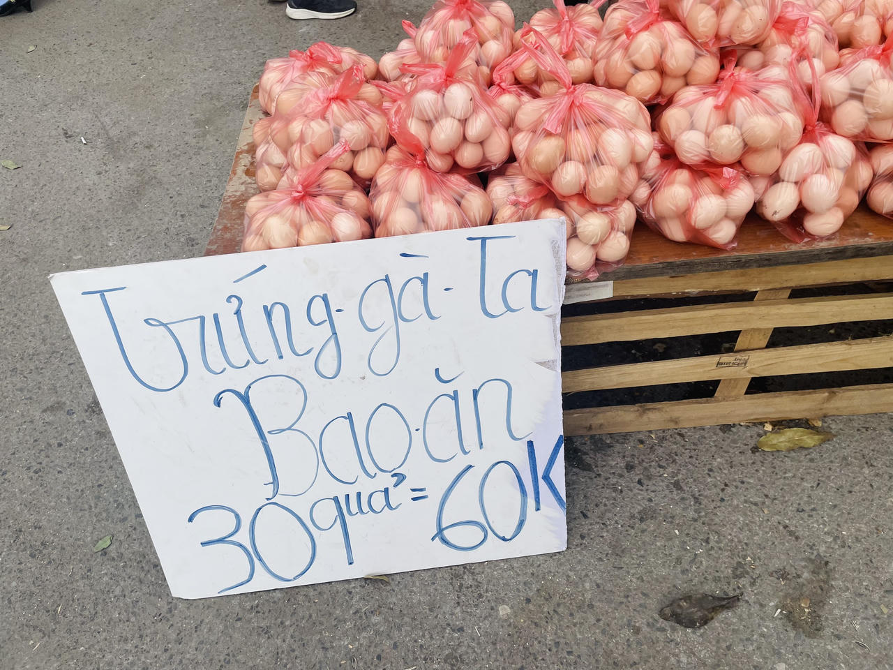 Giải cứu trứng gà 65.000 đồng/30 quả tràn lan vỉa hè Hà Nội