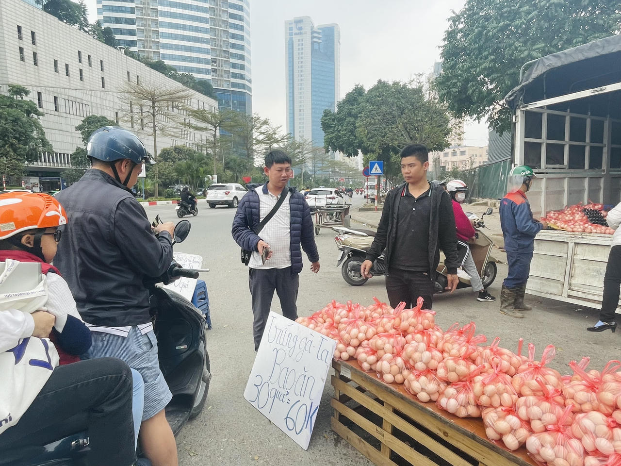 Giải cứu trứng gà 65.000 đồng/30 quả tràn lan vỉa hè Hà Nội