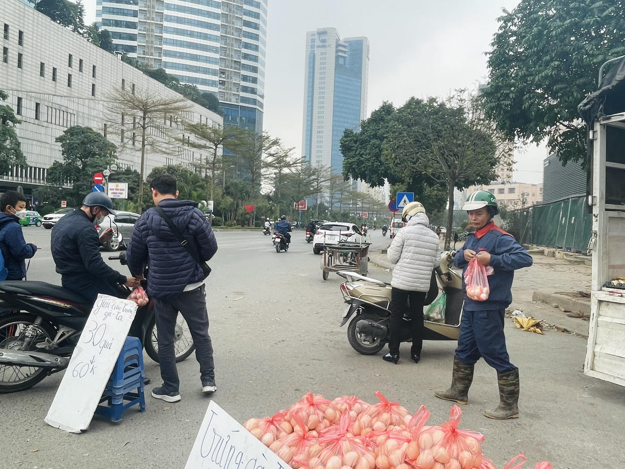 Giải cứu trứng gà 65.000 đồng/30 quả tràn lan vỉa hè Hà Nội