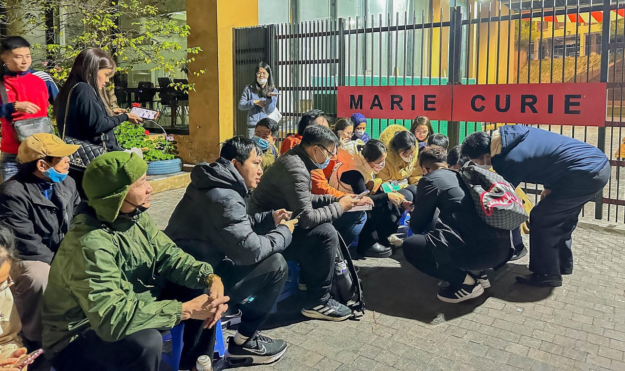 Nhiều phụ huynh Hà Nội xếp hàng xuyên đêm chờ nộp hồ sơ cho con vào lớp 1 