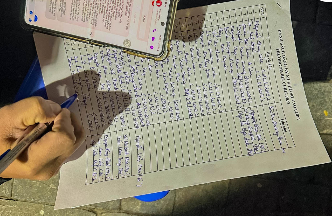 Nhiều phụ huynh Hà Nội xếp hàng xuyên đêm chờ nộp hồ sơ cho con vào lớp 1 