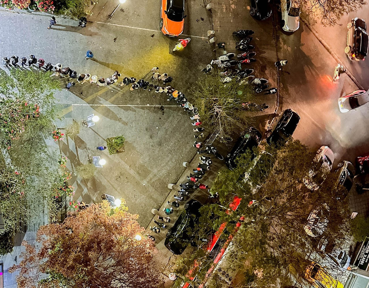 Nhiều phụ huynh Hà Nội xếp hàng xuyên đêm chờ nộp hồ sơ cho con vào lớp 1 