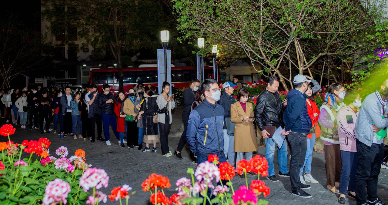 Nhiều phụ huynh Hà Nội xếp hàng xuyên đêm chờ nộp hồ sơ cho con vào lớp 1 