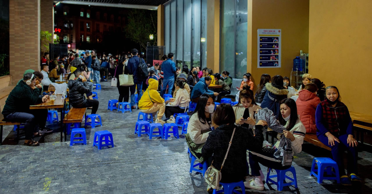 Nhiều phụ huynh Hà Nội xếp hàng xuyên đêm chờ nộp hồ sơ cho con vào lớp 1 