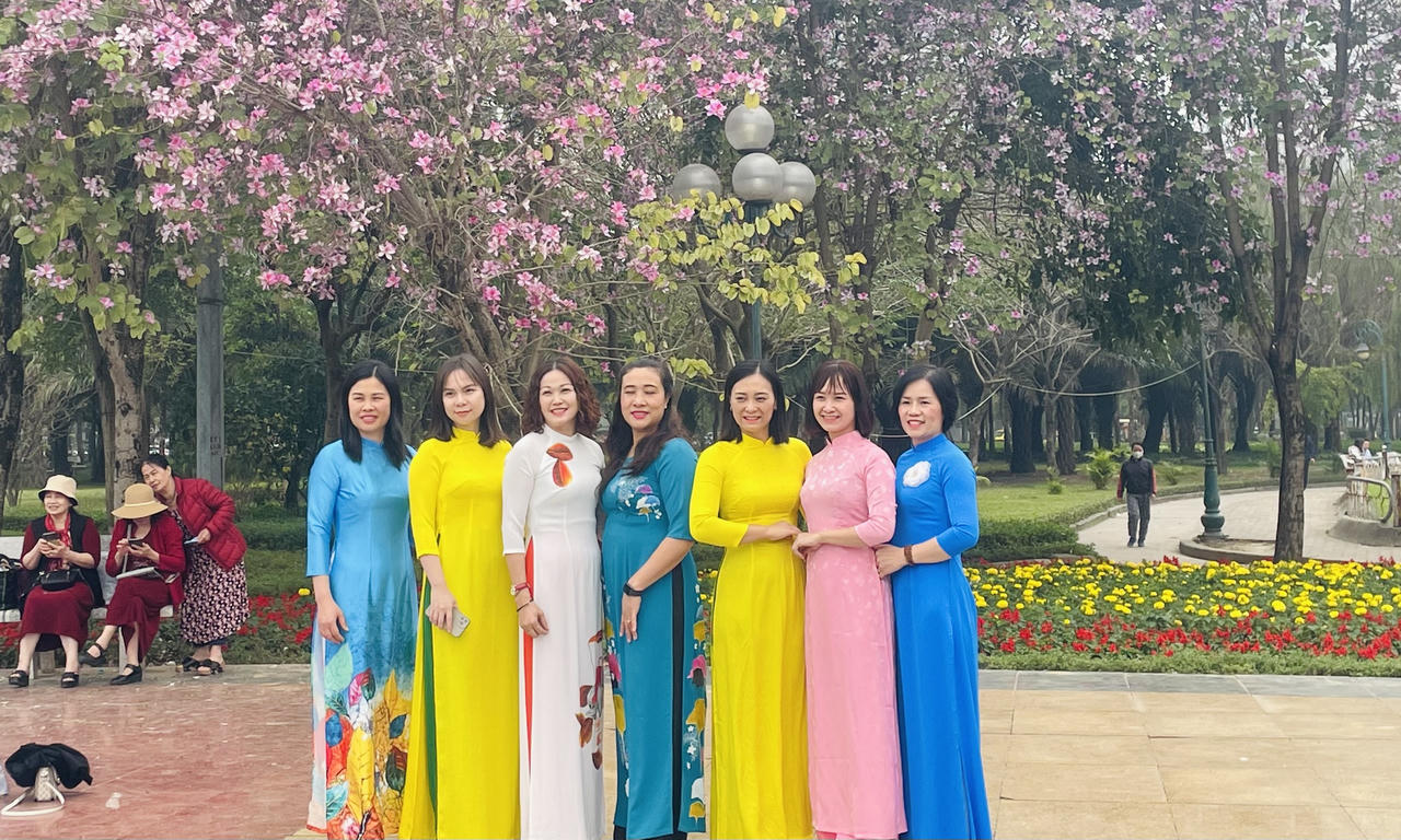 Người Hà Nội đội nắng chụp ảnh với loài hoa của núi rừng Tây Bắc