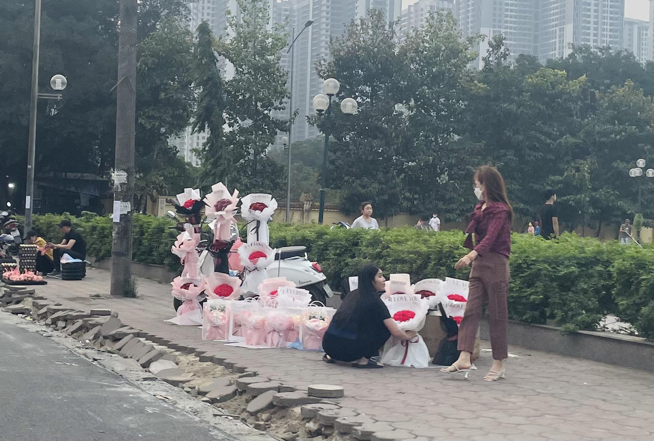 Giá hoa tươi tăng mạnh, điểm bán hoa mọc lên như nấm trước thềm 8/3