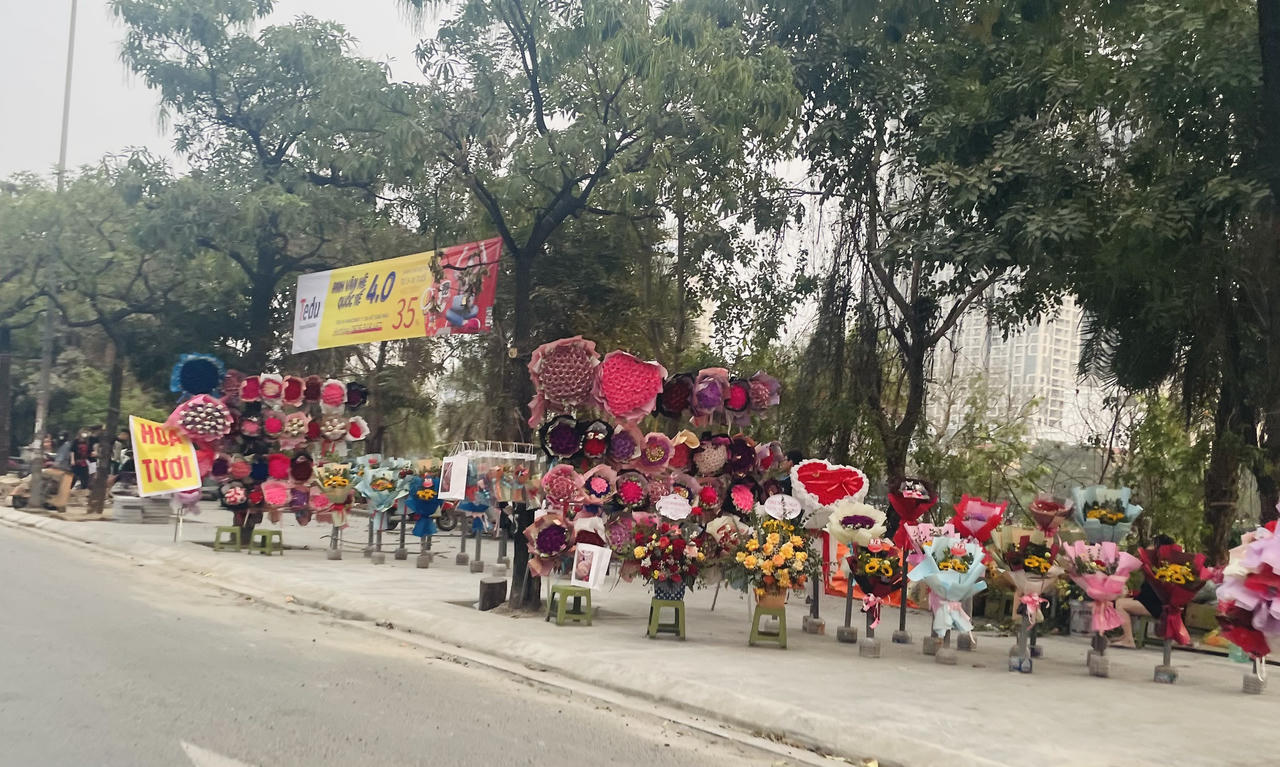 Giá hoa tươi tăng mạnh, điểm bán hoa mọc lên như nấm trước thềm 8/3