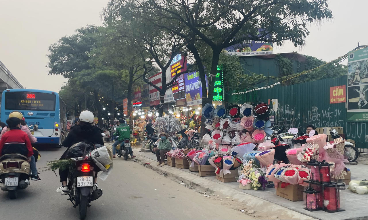 Giá hoa tươi tăng mạnh, điểm bán hoa mọc lên như nấm trước thềm 8/3