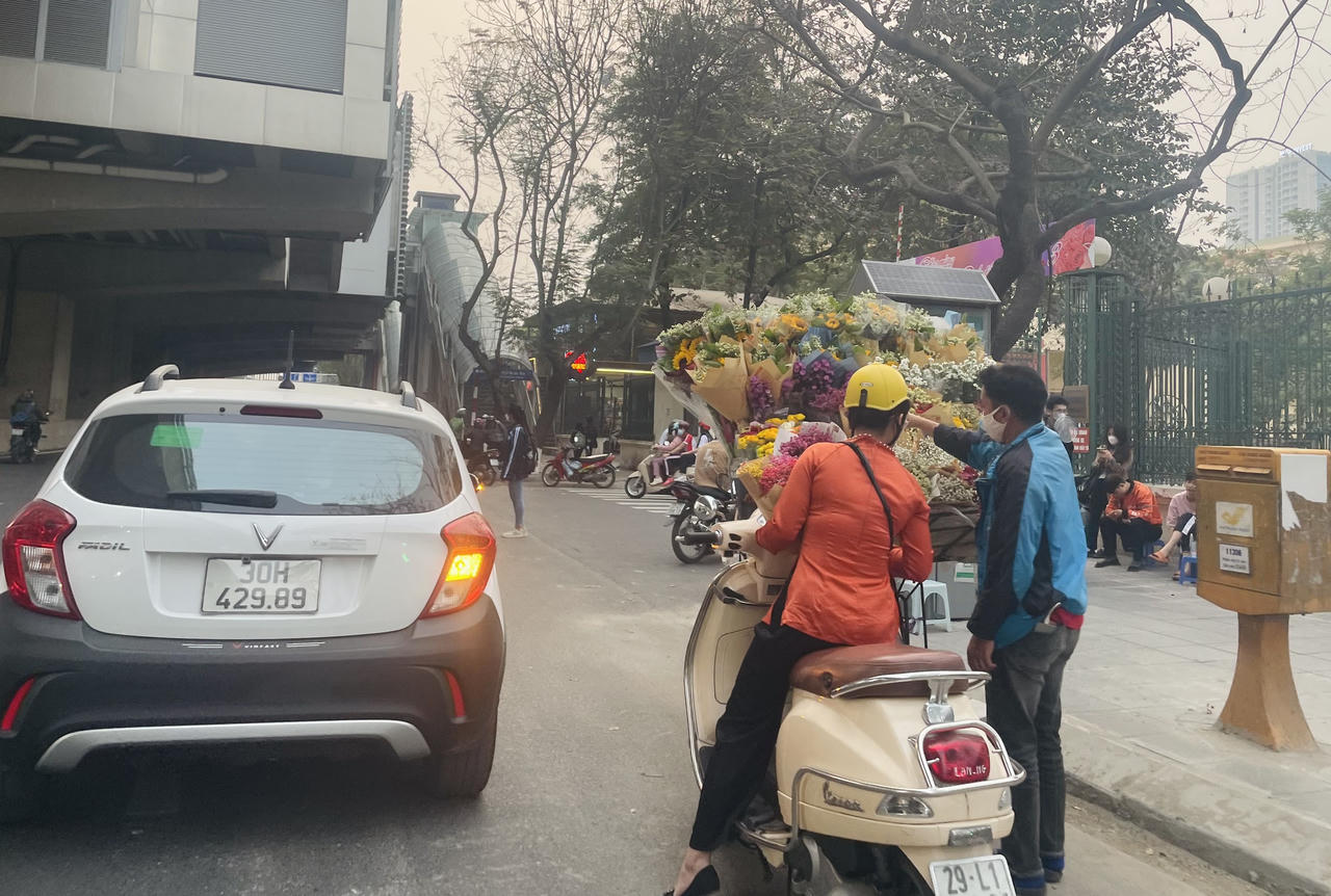 Giá hoa tươi tăng mạnh, điểm bán hoa mọc lên như nấm trước thềm 8/3