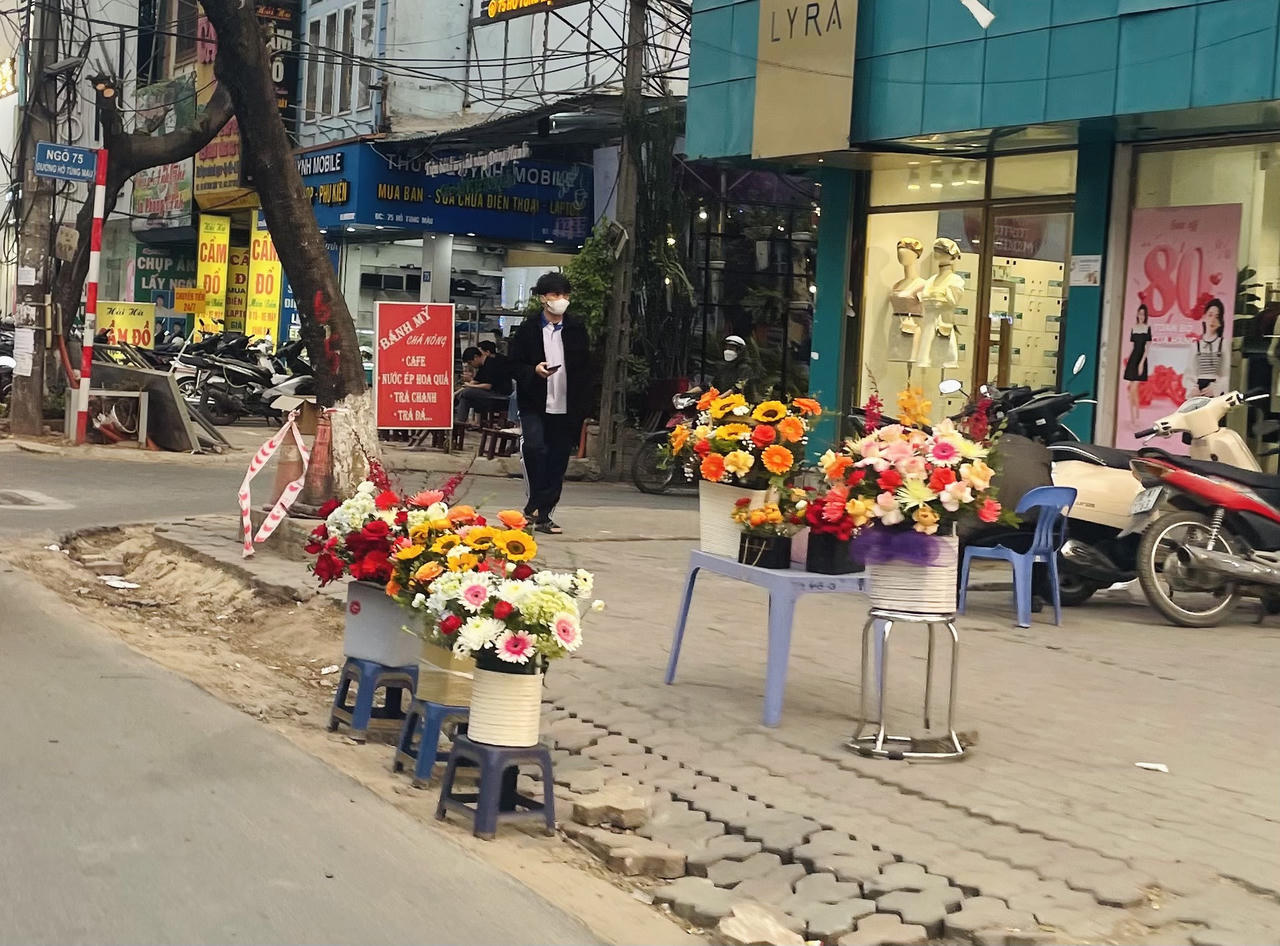Giá hoa tươi tăng mạnh, điểm bán hoa mọc lên như nấm trước thềm 8/3