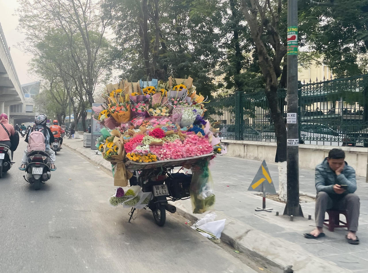 Giá hoa tươi tăng mạnh, điểm bán hoa mọc lên như nấm trước thềm 8/3