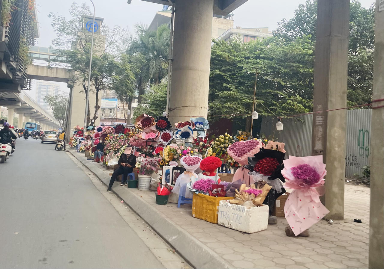 Giá hoa tươi tăng mạnh, điểm bán hoa mọc lên như nấm trước thềm 8/3