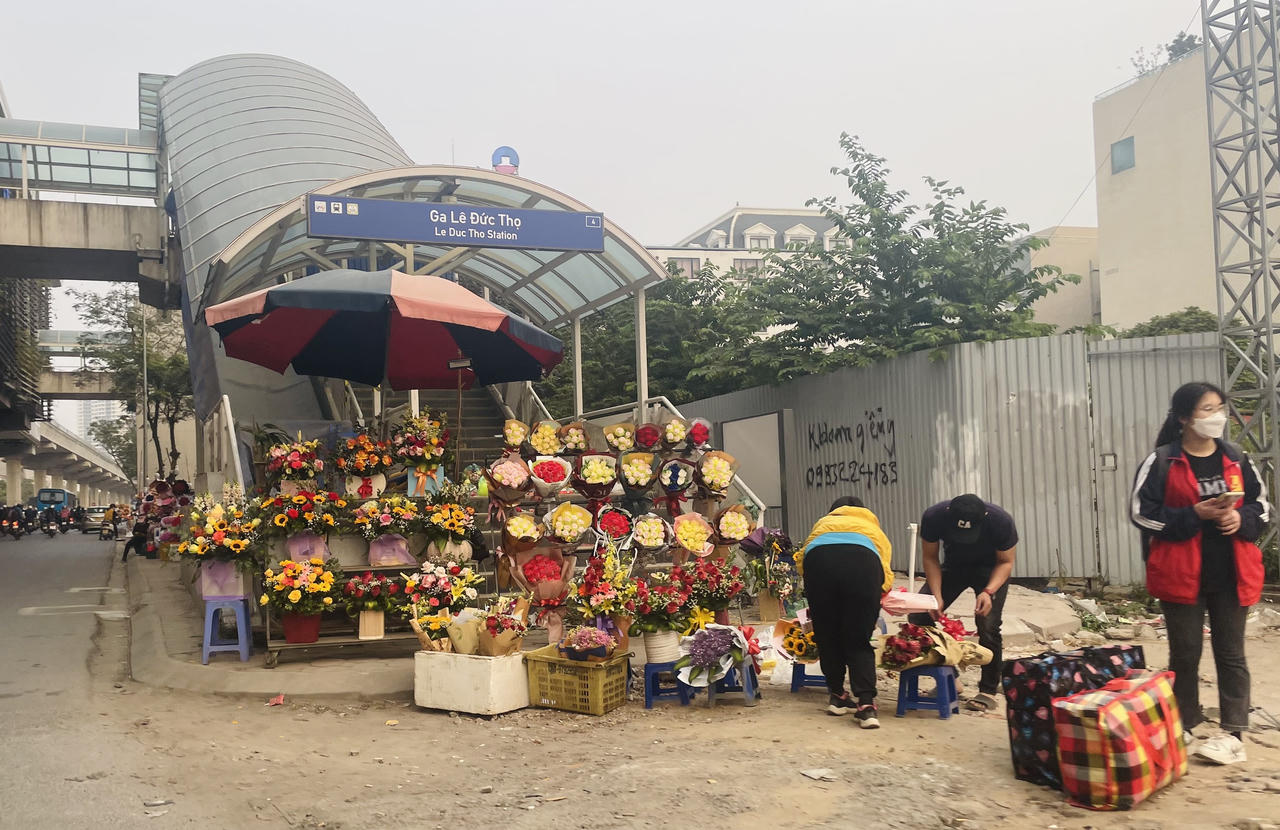 Giá hoa tươi tăng mạnh, điểm bán hoa mọc lên như nấm trước thềm 8/3