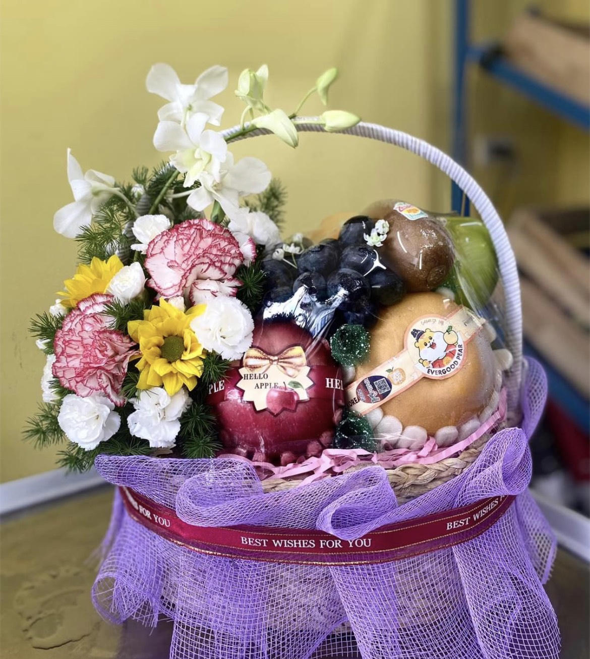 Set quà hoa tươi, trái cây đắt hàng dịp 8/3