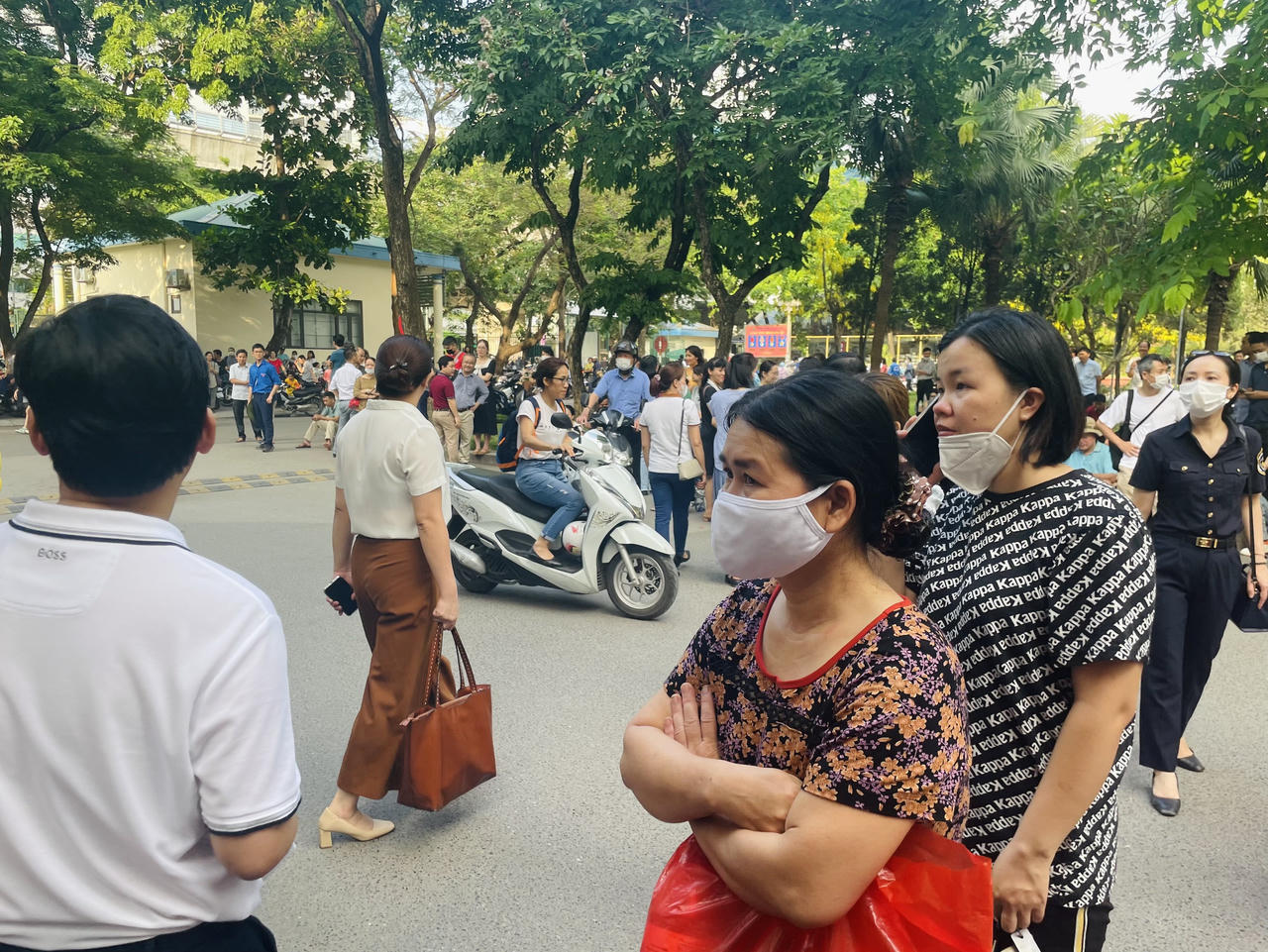 Thi vào lớp 10 Chuyên Sư phạm: Thí sinh thoải mái, phụ huynh 'như ngồi trên đống lửa'