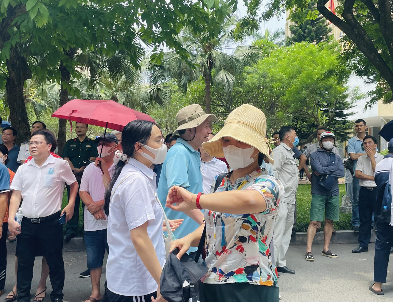 Thi vào lớp 10 Chuyên Sư phạm: Thí sinh thoải mái, phụ huynh 'như ngồi trên đống lửa'