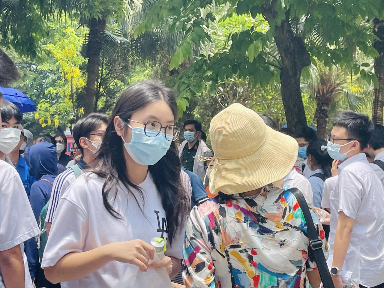 Thi vào lớp 10 Chuyên Sư phạm: Thí sinh thoải mái, phụ huynh 'như ngồi trên đống lửa'