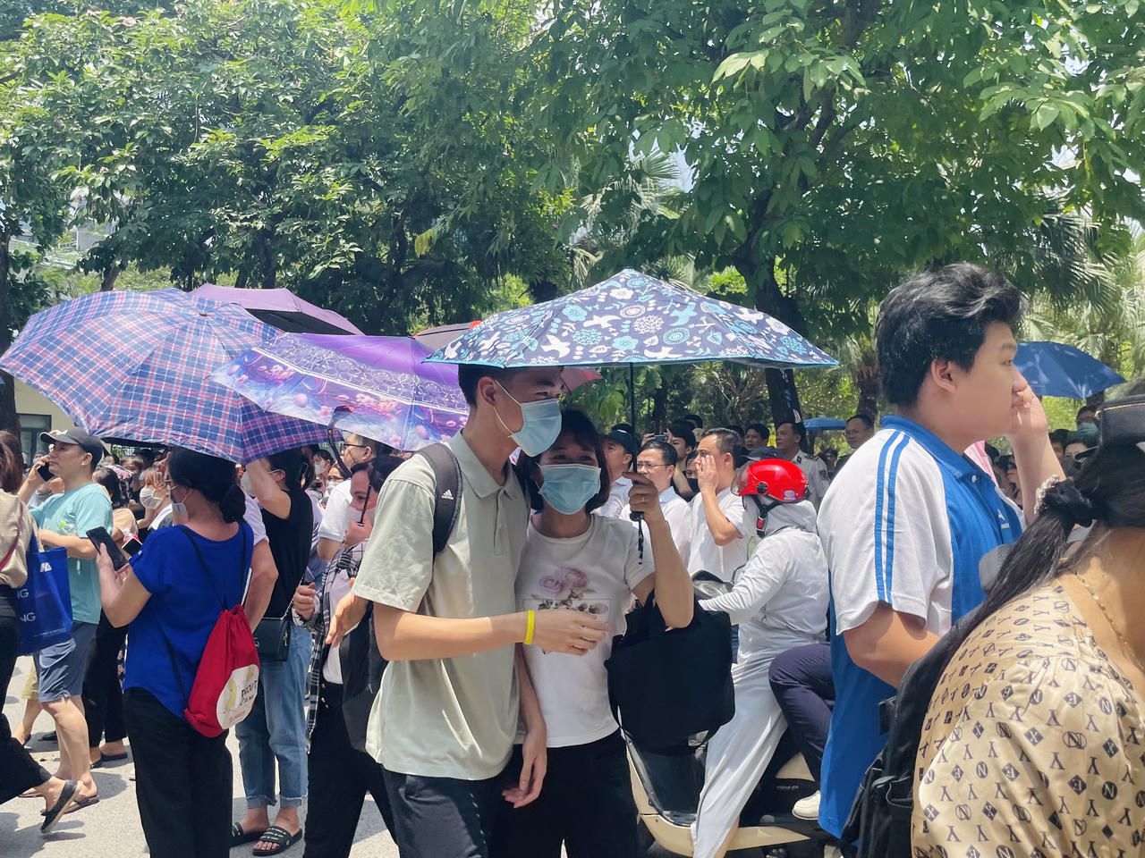 Thi vào lớp 10 Chuyên Sư phạm: Thí sinh thoải mái, phụ huynh 'như ngồi trên đống lửa'