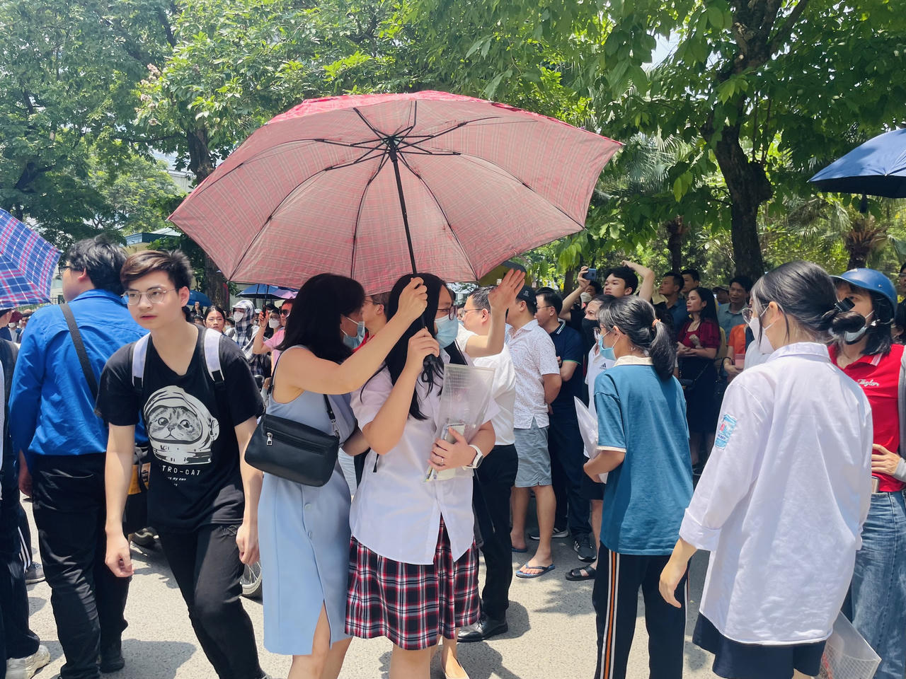 Thi vào lớp 10 Chuyên Sư phạm: Thí sinh thoải mái, phụ huynh 'như ngồi trên đống lửa'