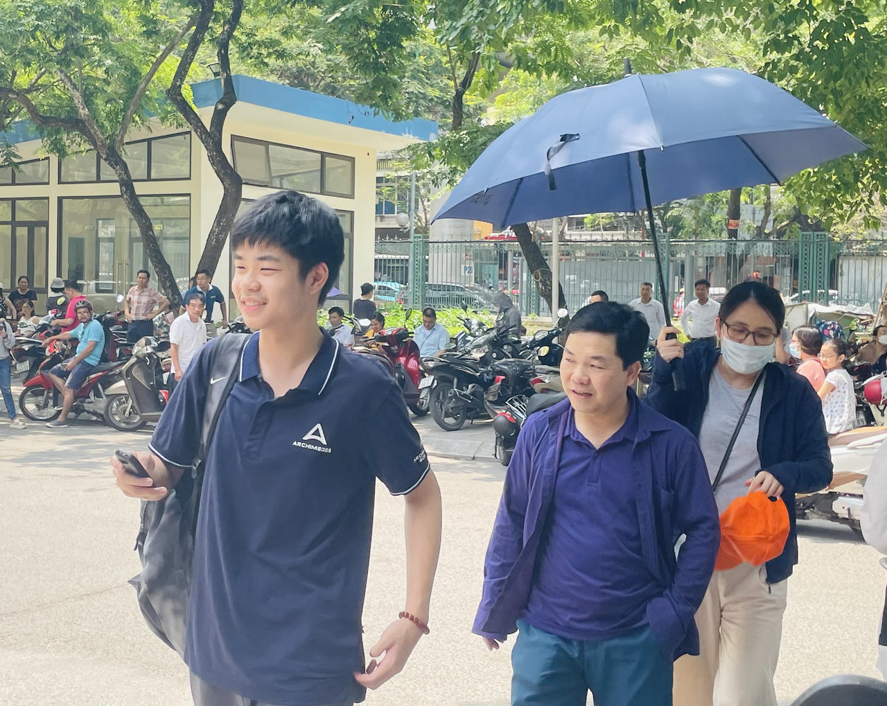 Thi vào lớp 10 Chuyên Sư phạm: Thí sinh thoải mái, phụ huynh 'như ngồi trên đống lửa'