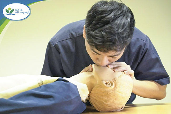 Chuyên gia Nhi hướng dẫn 5 bước cấp cứu trẻ đuối nước đúng cách và những sai lầm cần tránh