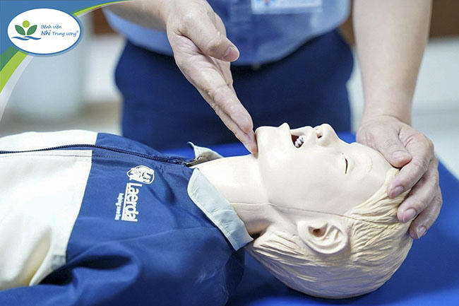 Chuyên gia Nhi hướng dẫn 5 bước cấp cứu trẻ đuối nước đúng cách và những sai lầm cần tránh