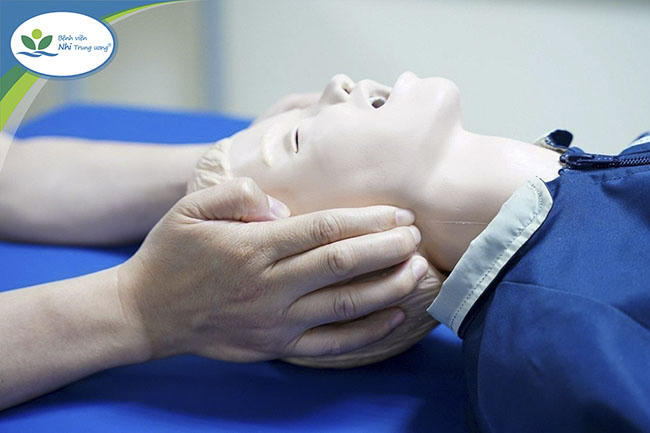 Chuyên gia Nhi hướng dẫn 5 bước cấp cứu trẻ đuối nước đúng cách và những sai lầm cần tránh