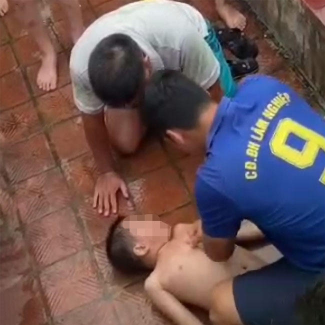 Dốc ngược trẻ khi sơ cứu đuối nước là sai cách