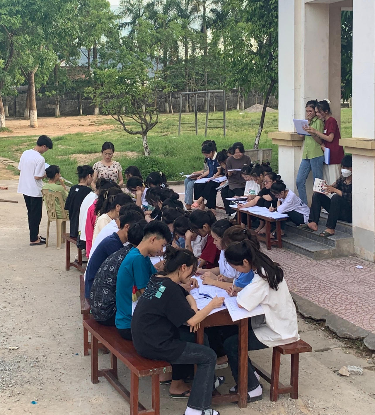 Học sinh nhiều nơi chật vật ôn thi vì mất điện 