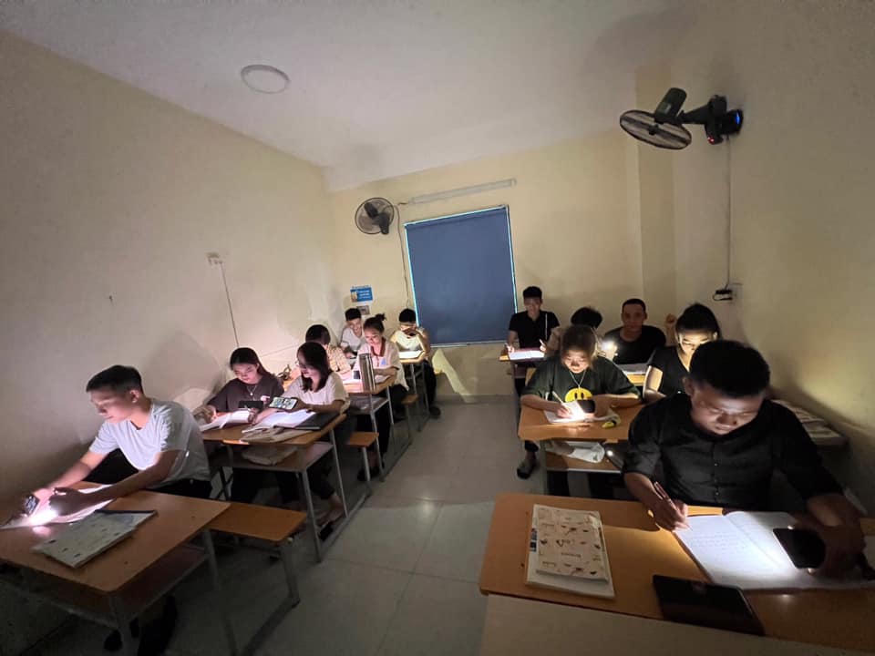 Học sinh nhiều nơi chật vật ôn thi vì mất điện 